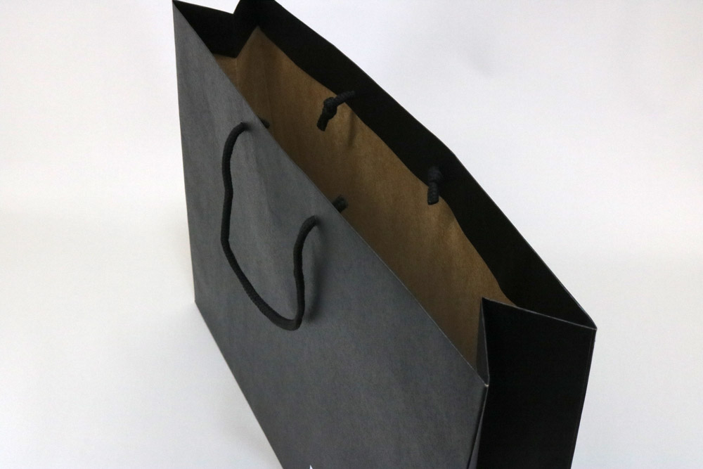 未晒クラフト130g/㎡＋黒ベタ、片面1カ所箔押しのセミオーダー紙袋の入れ口画像