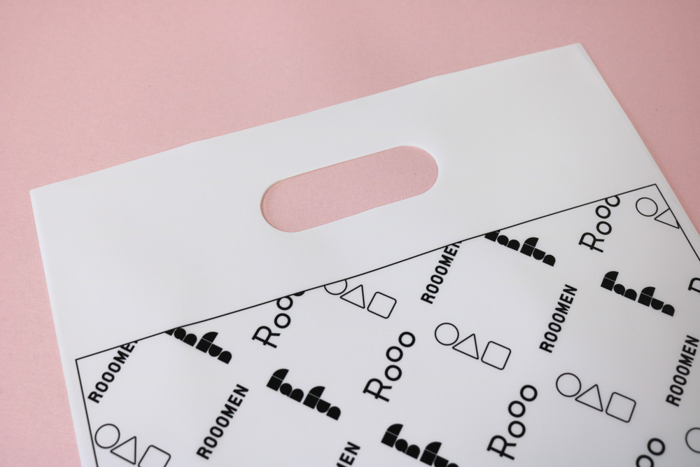 LDPE+OP(透明)0.08㎜厚のUVオフセット印刷 片面1色の小判穴抜きポリ袋の入れ口画像