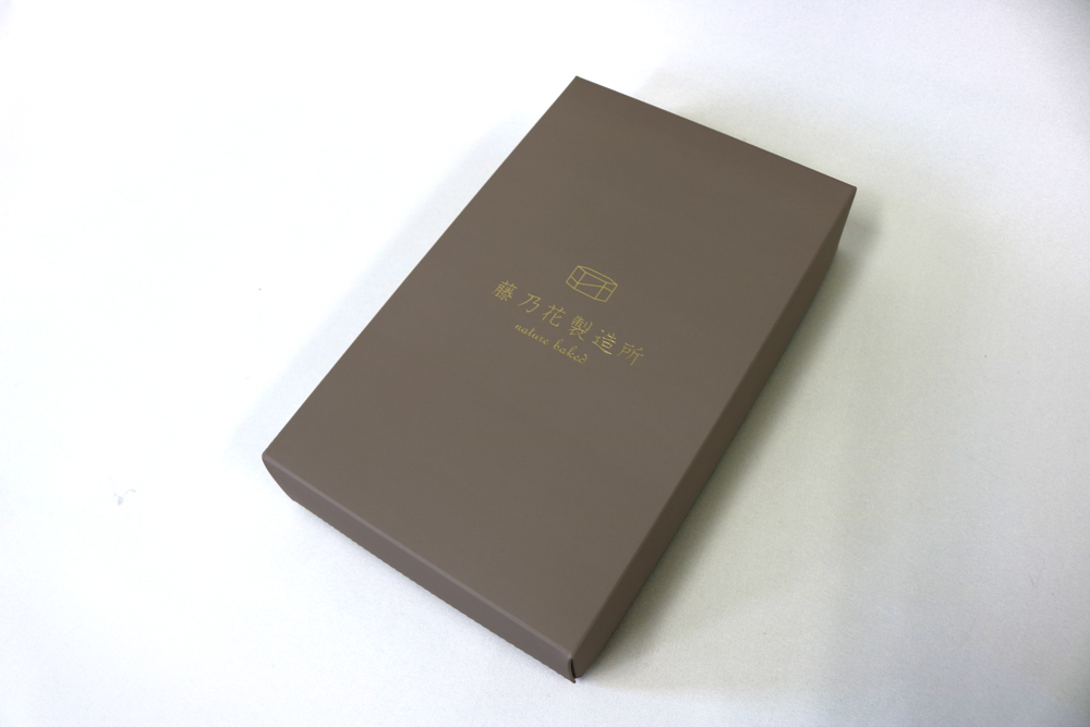 カードB　350ｇ/㎡ FSC認証紙にオフセット印刷１色（ベタ）+箔押し１色 組立て紙箱