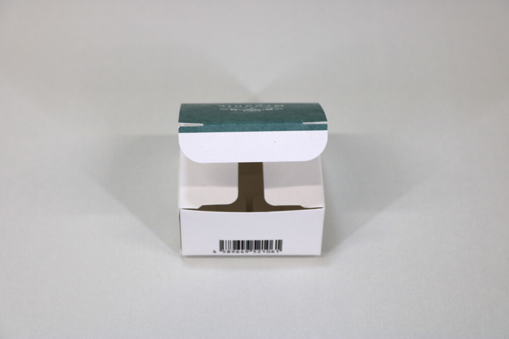 DKホワイトにオフセット印刷カラー３色した組立て紙箱の蓋開画像