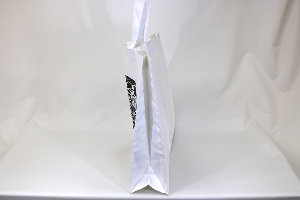PPワリフのシルク印刷片面１色のセミオーダークロスレジャーバッグの側面画像