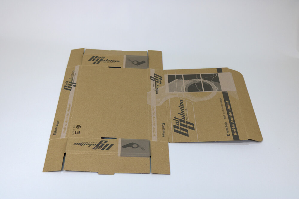 G段（K5×K5）にオフセット印刷２色した組立て紙箱の畳状態画像