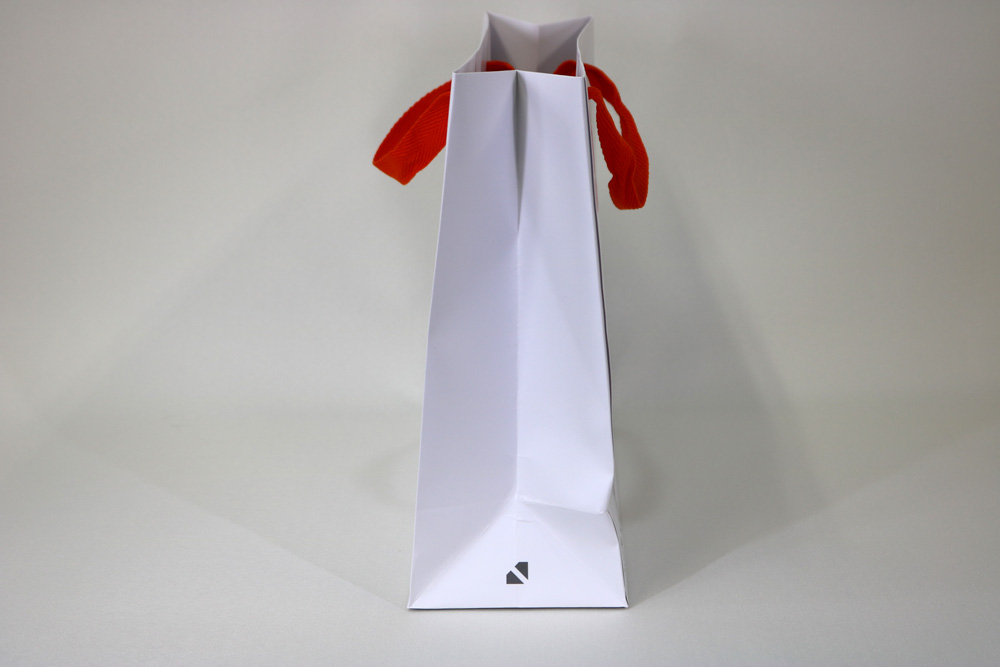 コート紙表面マットＰＰ加工、オフセット印刷１色の別注紙袋の側面画像