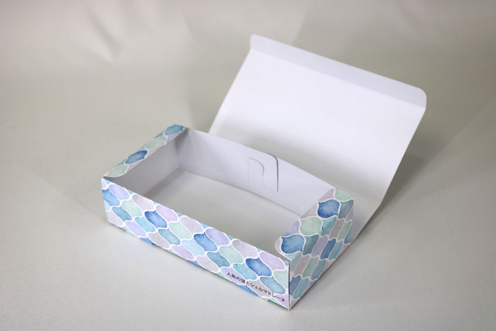 カードB　350ｇ/㎡にオフセットカラー4色した組立て紙箱の蓋開画像