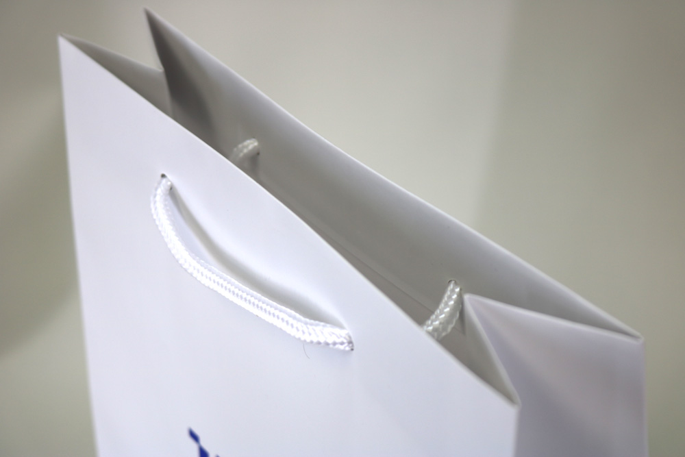 コート紙表面マットPP加工箔押印刷１色のセミオーダー紙袋の入れ口画像