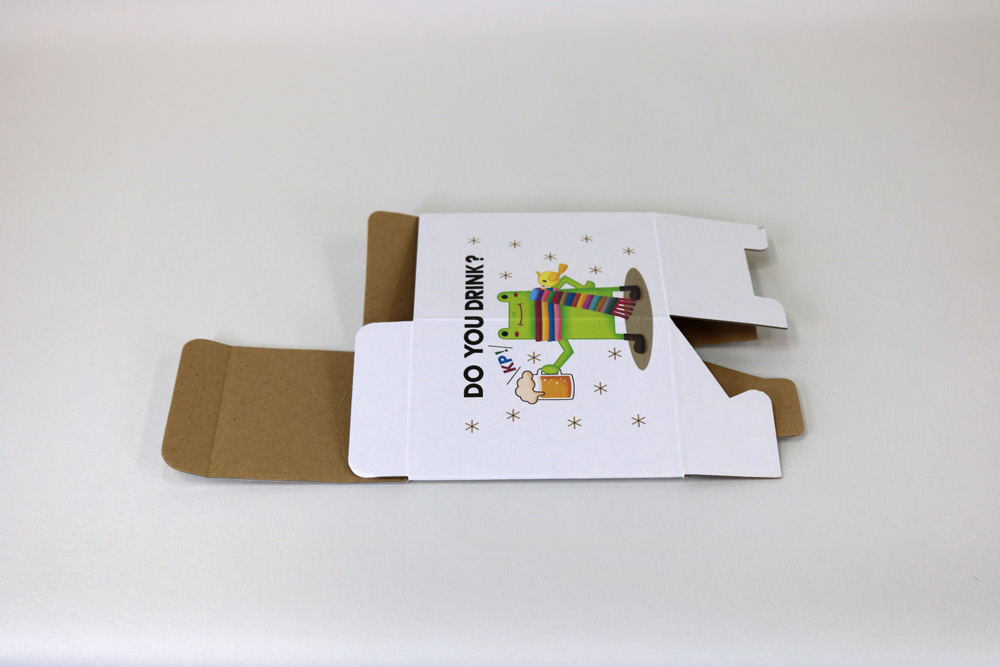 E段簡単カラープリント４色（CMYK)印刷した紙箱の畳状態画像